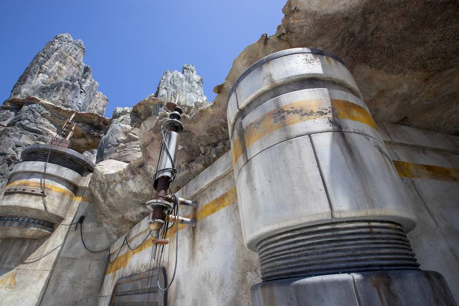 El parque temático parisino Disneyland ha estrenado estas espectaculares instalaciones dedicadas a la Guerra de las Galaxias