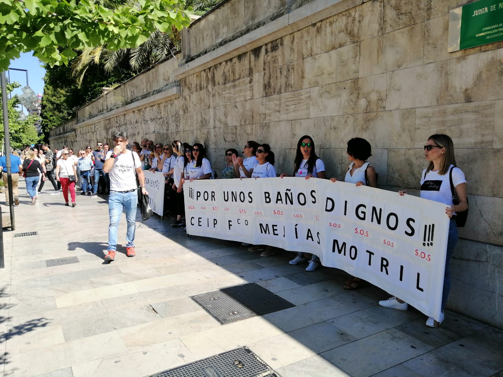 Los padres han trasladado su protesta a la sede de la Junta en Granada capital. El delegado de Educación arremete contra el Ayuntamiento de Motril por la «falta de mantenimiento». Los padres están indignados y los niños «intentan aguantarse sin ir al váter en el cole»