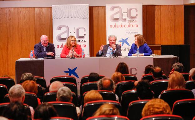 El salón de actos de la ONCE acogió una nueva cita con el Aula de Cultura de IDEAL.