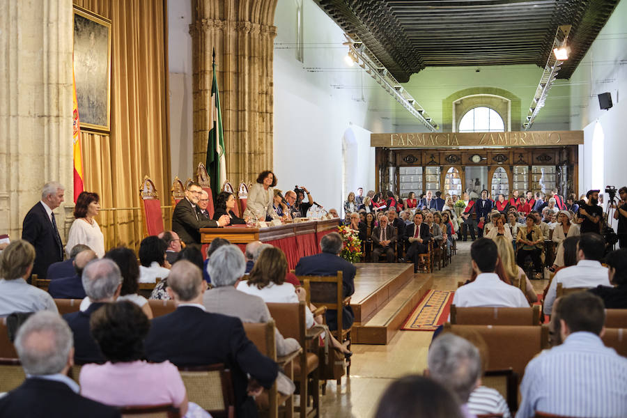 Más de 280 empleados y estudiantes de la UGR son reconocidos en un emotivo acto 