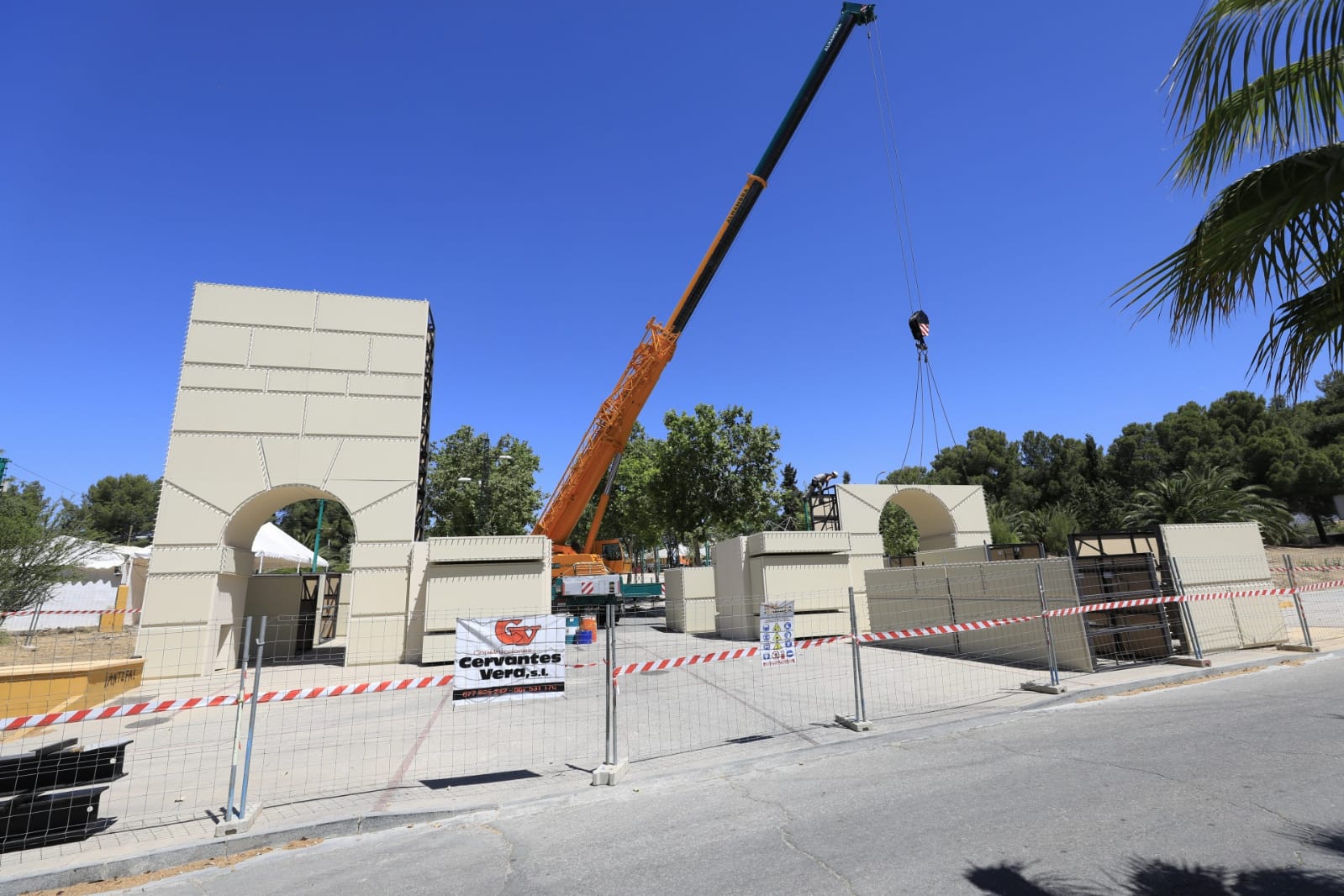 Los operarios ya montan la Puerta de las Granadas en el Recinto Ferial de Almanjáyar