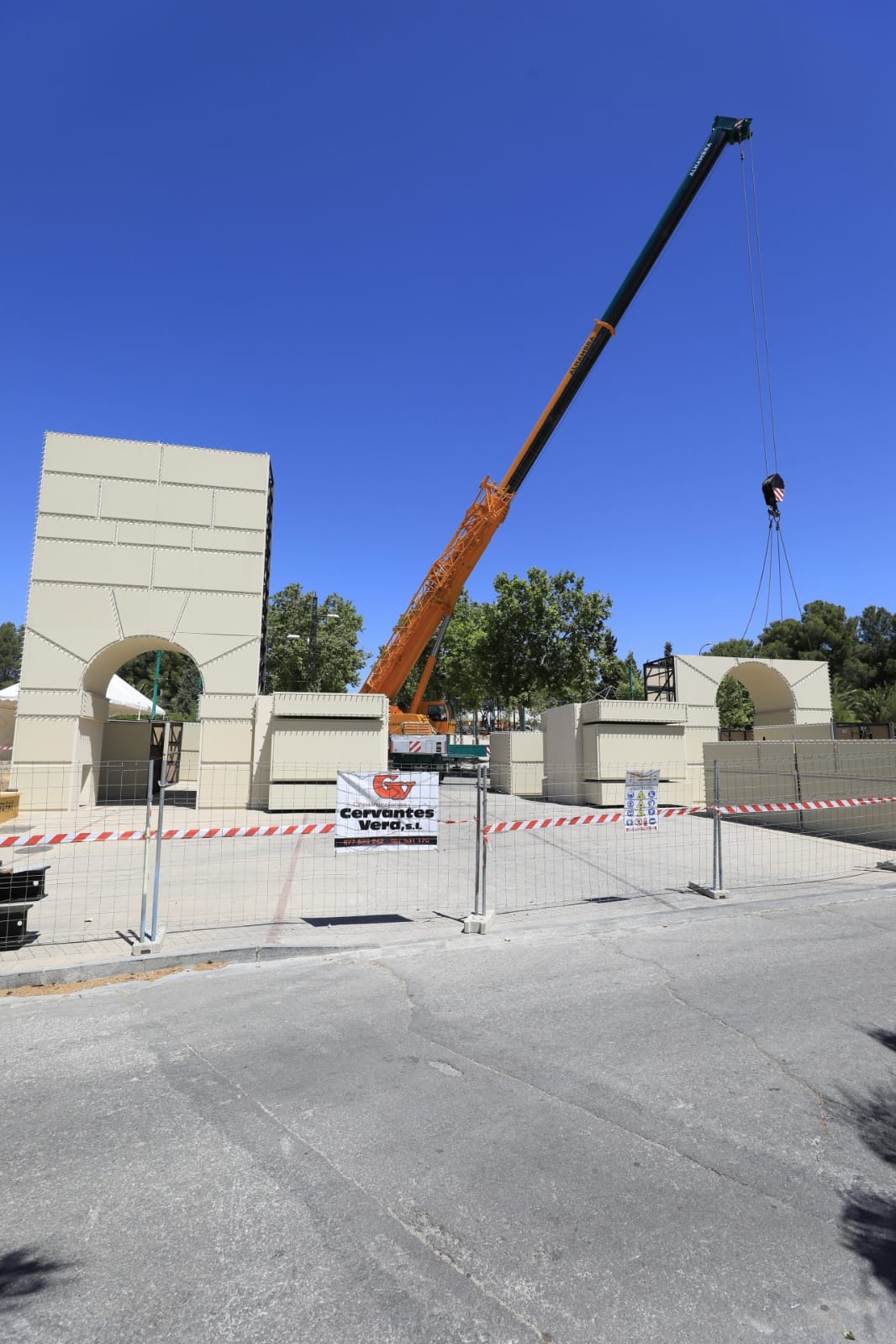 Los operarios ya montan la Puerta de las Granadas en el Recinto Ferial de Almanjáyar