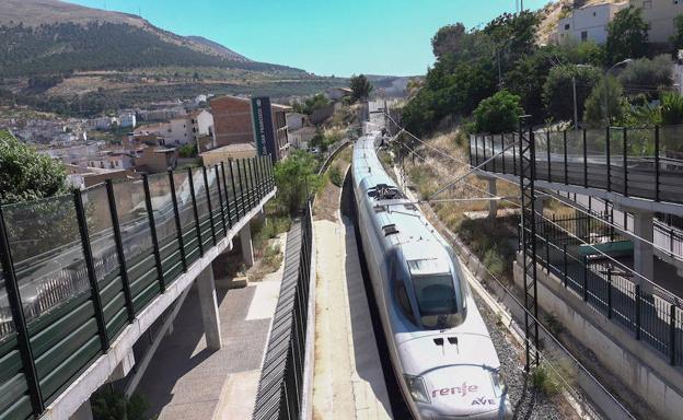 El tren AVE en pruebas a su paso por el barrio de La Estación de Loja.