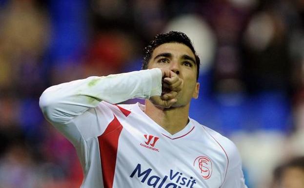 José Antonio Reyes, celebrando un gol con el Sevilla. 