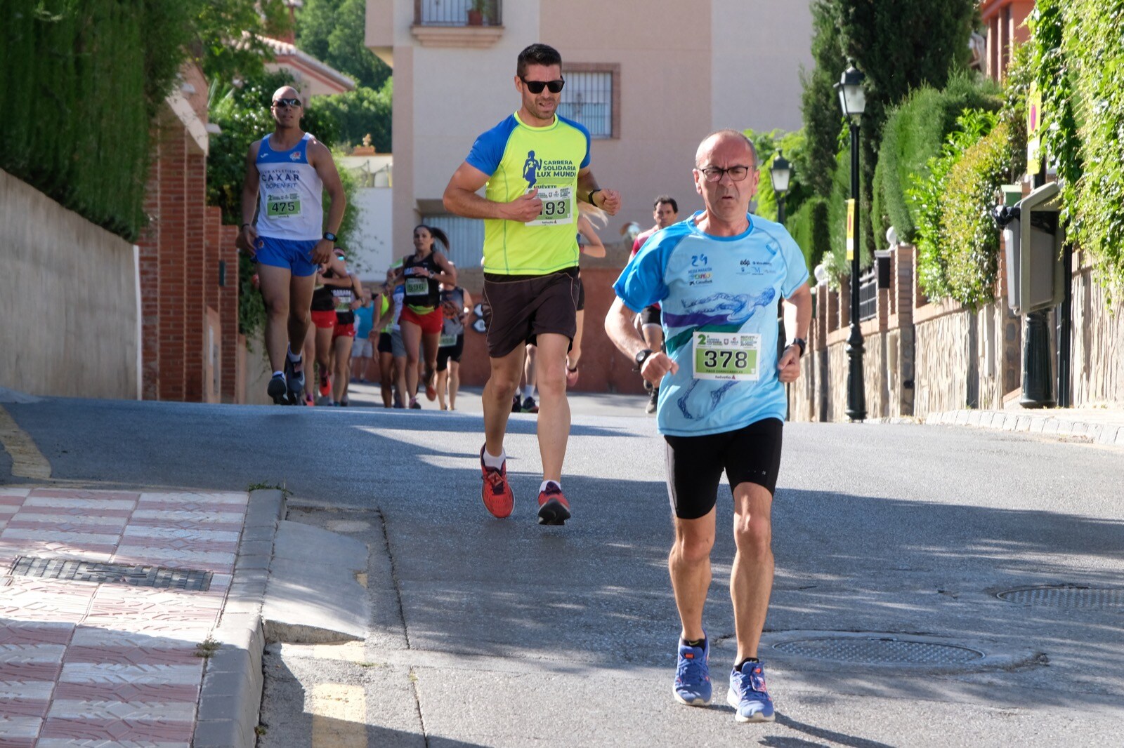 Con modalidades infantiles, una march-carrera y una prueba absoluta de 7 kilómetros, la carrera solidaria de Cájar ha celebrado su segunda edición con un gran ambiente