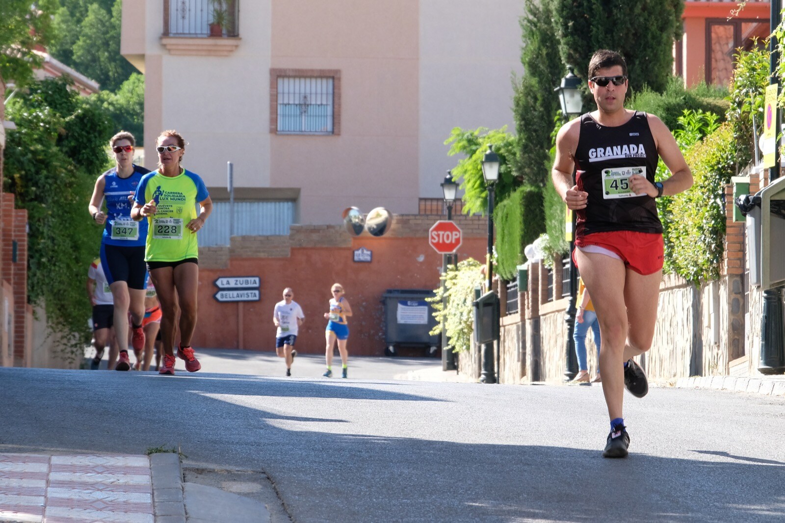 Con modalidades infantiles, una march-carrera y una prueba absoluta de 7 kilómetros, la carrera solidaria de Cájar ha celebrado su segunda edición con un gran ambiente