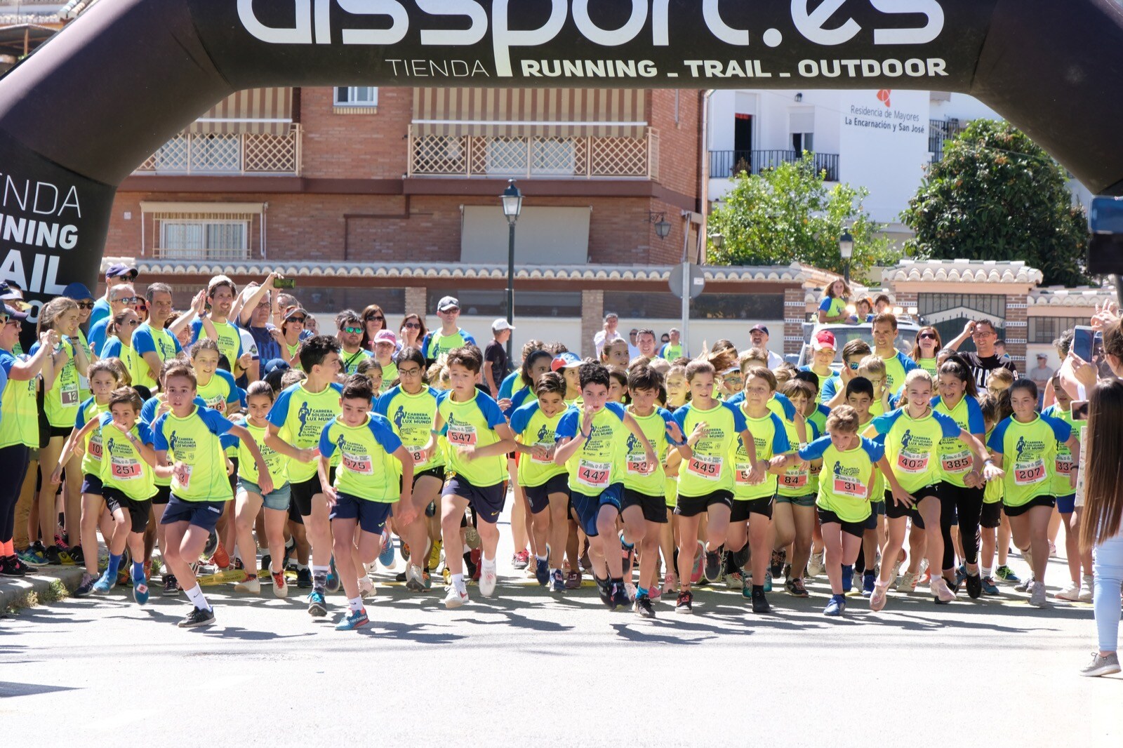 Con modalidades infantiles, una march-carrera y una prueba absoluta de 7 kilómetros, la carrera solidaria de Cájar ha celebrado su segunda edición con un gran ambiente