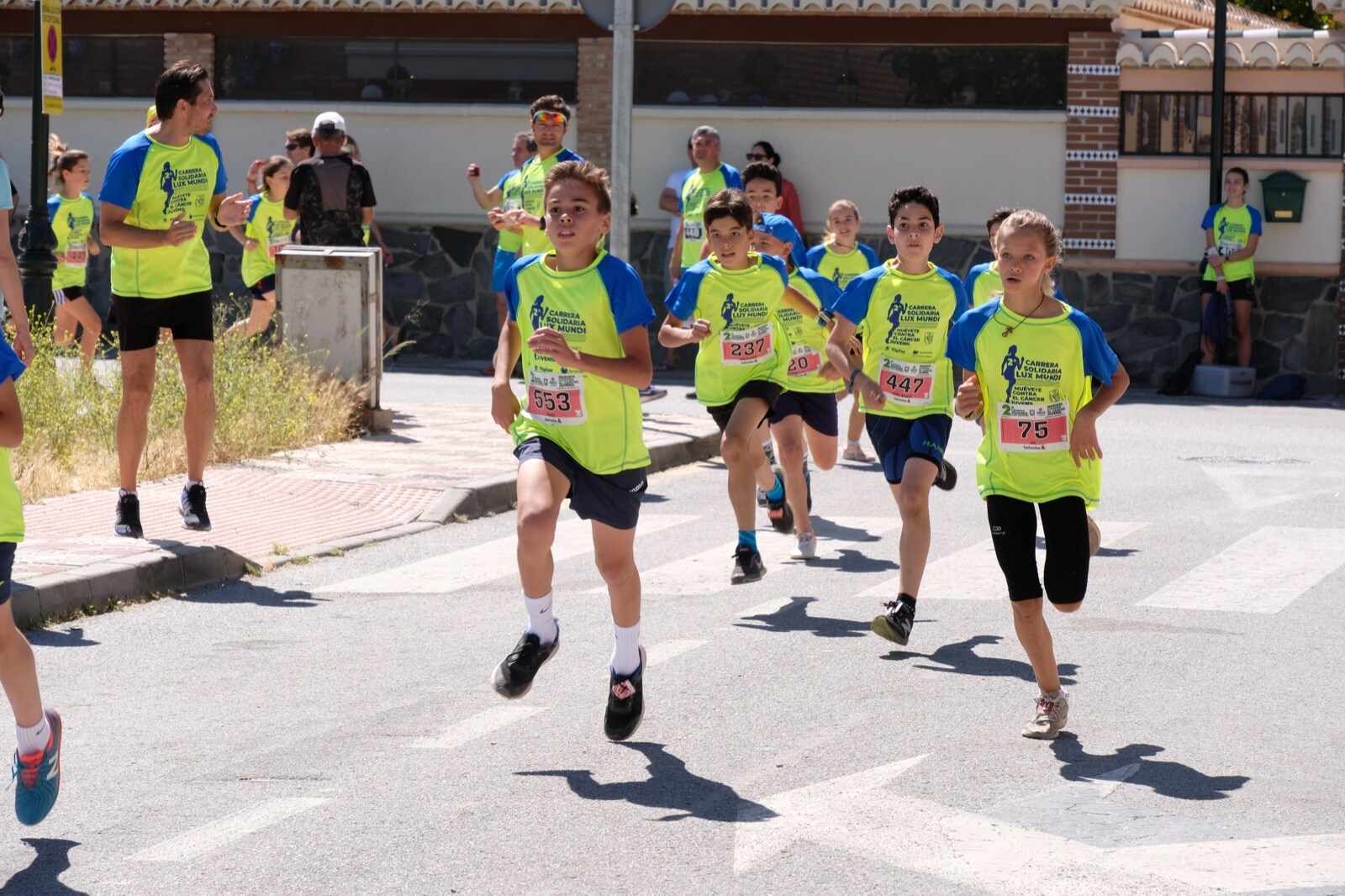 Con modalidades infantiles, una march-carrera y una prueba absoluta de 7 kilómetros, la carrera solidaria de Cájar ha celebrado su segunda edición con un gran ambiente