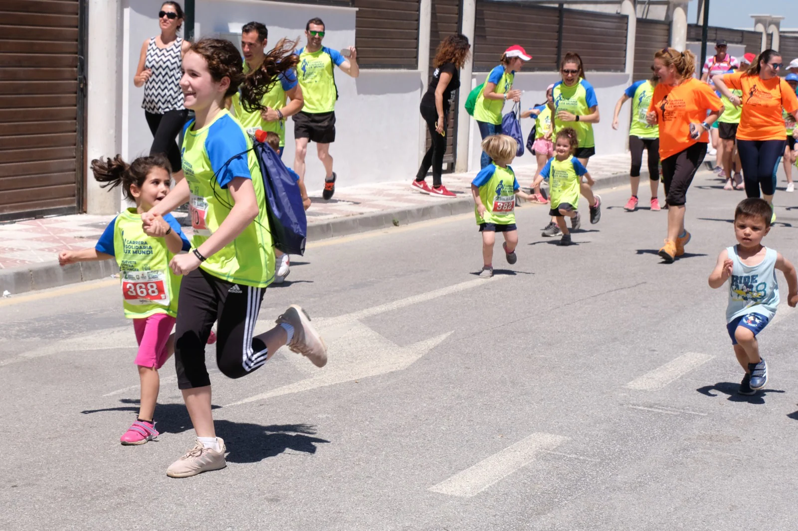 Con modalidades infantiles, una march-carrera y una prueba absoluta de 7 kilómetros, la carrera solidaria de Cájar ha celebrado su segunda edición con un gran ambiente