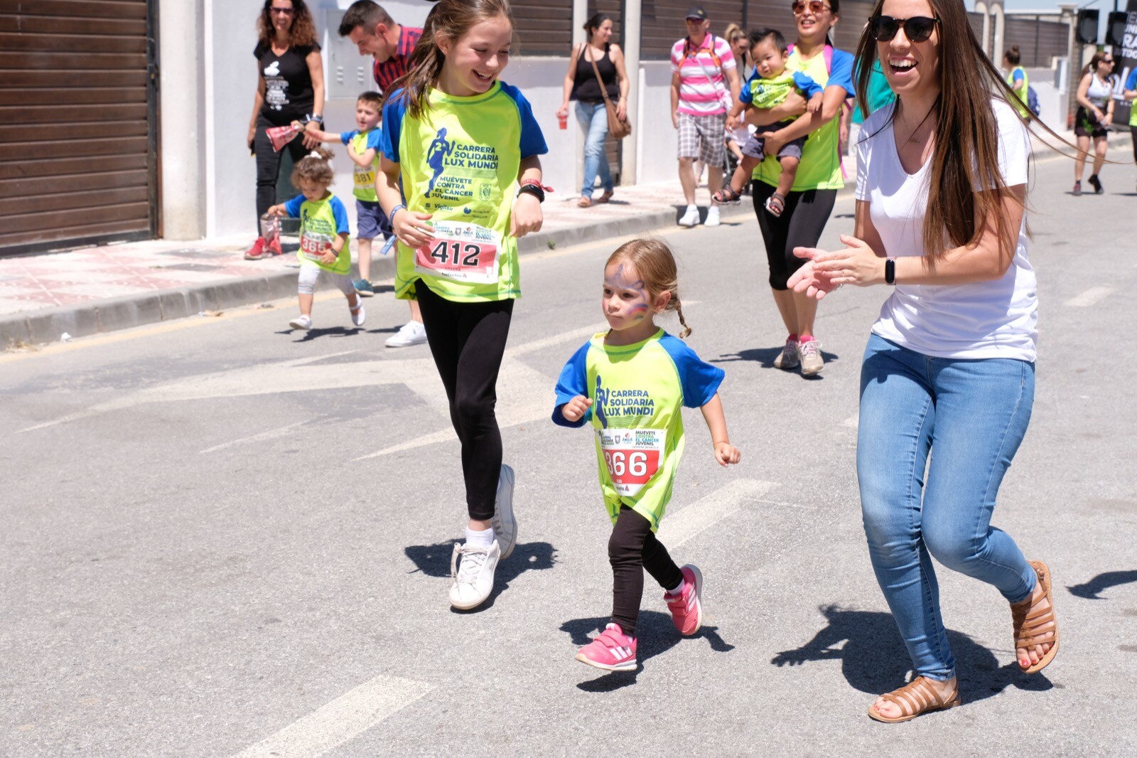 Con modalidades infantiles, una march-carrera y una prueba absoluta de 7 kilómetros, la carrera solidaria de Cájar ha celebrado su segunda edición con un gran ambiente