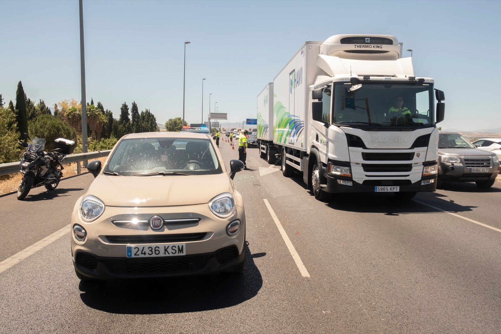 Como consecuencia del impacto, sin heridos, se han generado serias retenciones de tráfico