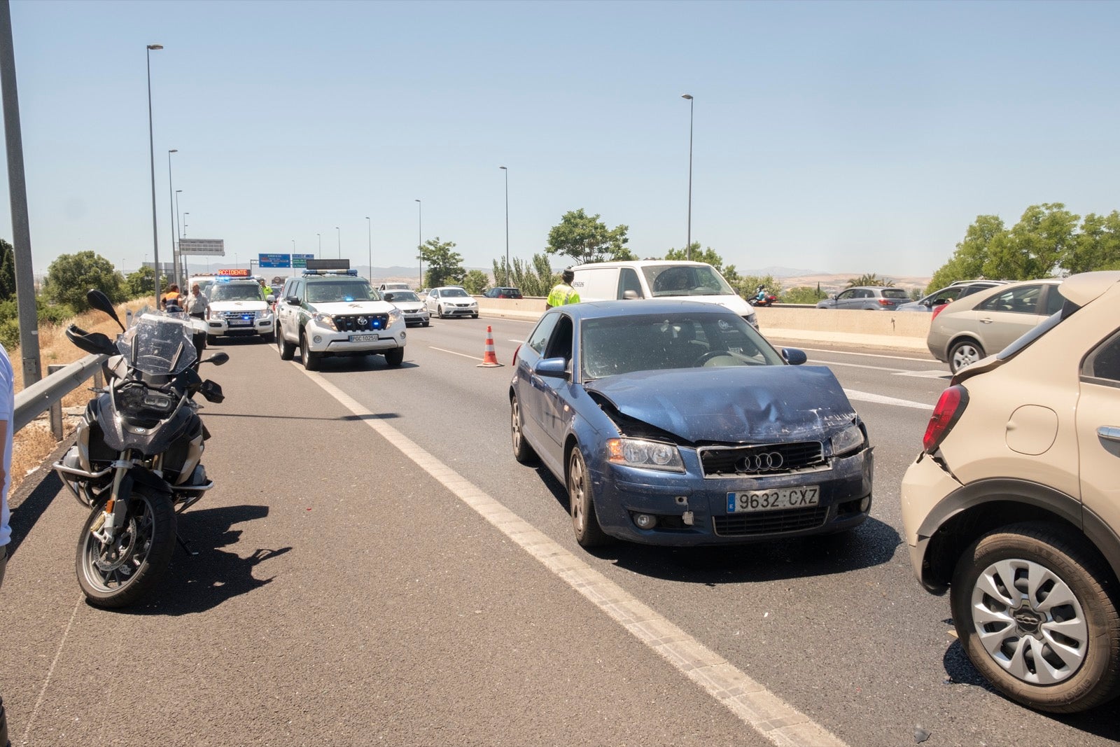 Como consecuencia del impacto, sin heridos, se han generado serias retenciones de tráfico