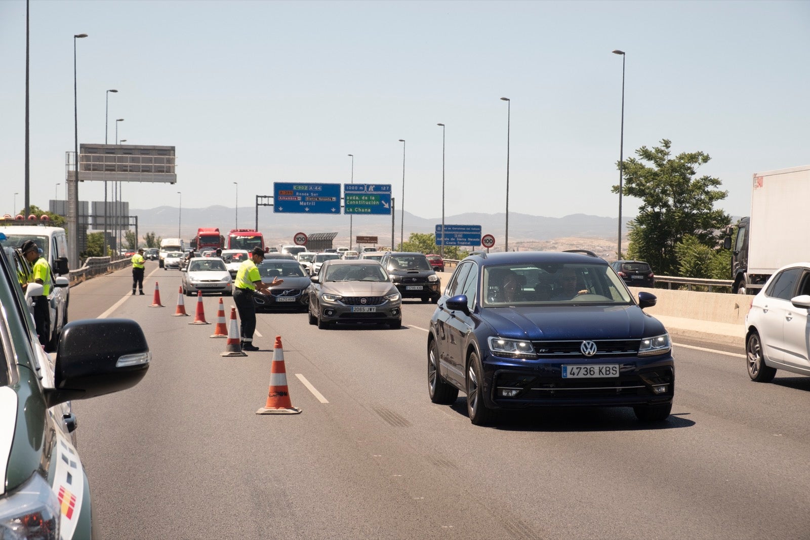 Como consecuencia del impacto, sin heridos, se han generado serias retenciones de tráfico