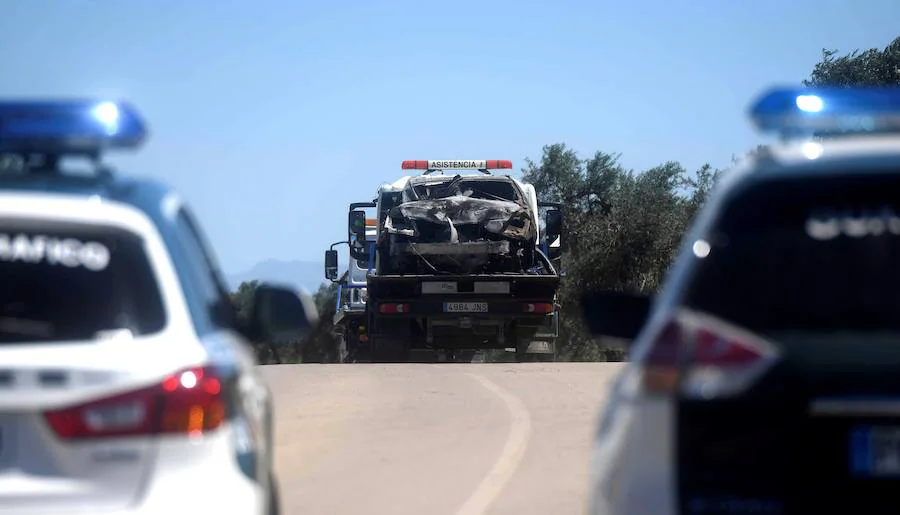 Imágenes que muestran el vehículo en el que viajaba el futbolista Antonio Reyes tras el accidente mortal que ha sufrido este sábado en el kilómetro 17 de la A376, en la provincia de Sevilla