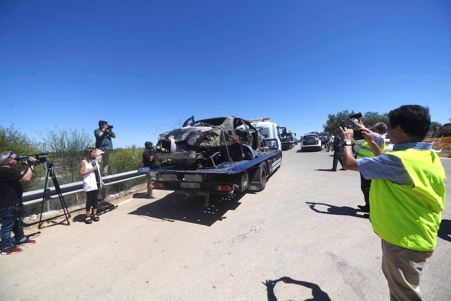Imágenes que muestran el vehículo en el que viajaba el futbolista Antonio Reyes tras el accidente mortal que ha sufrido este sábado en el kilómetro 17 de la A376, en la provincia de Sevilla