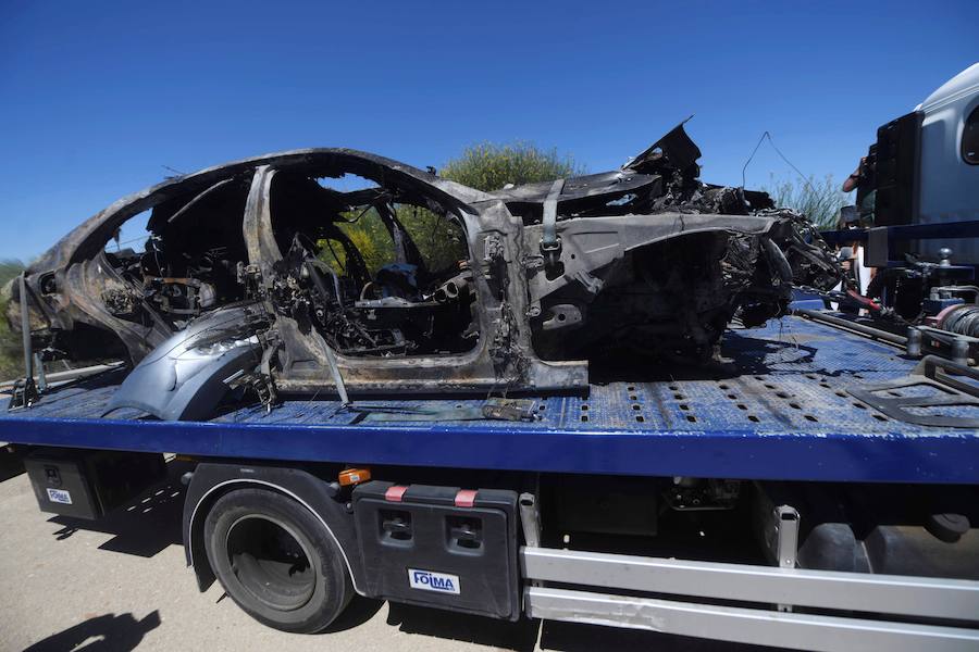 Imágenes que muestran el vehículo en el que viajaba el futbolista Antonio Reyes tras el accidente mortal que ha sufrido este sábado en el kilómetro 17 de la A376, en la provincia de Sevilla