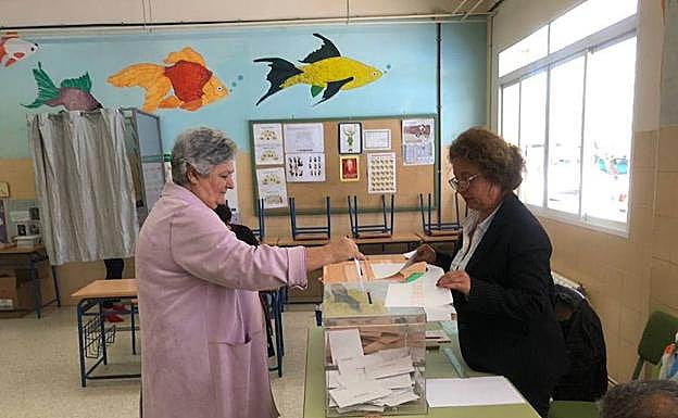 La alcaldesa de Órgiva y candidata del PSOE, vota en las pasadas elecciones.