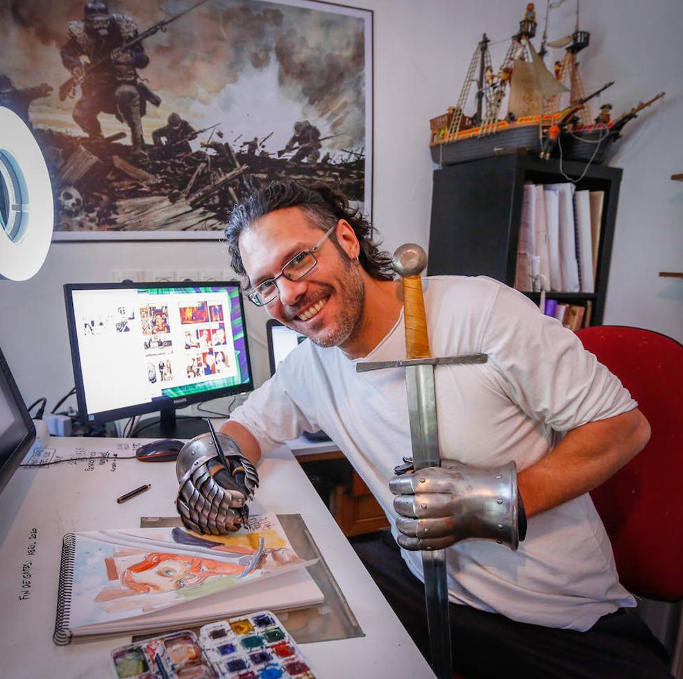 Francis Porcel, en su estudio de Quéntar, armado para dibujar.