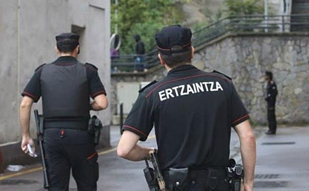 Agentes de la Ertzaintza salvan la vida a una niña de año y medio que se había atragantado con un trozo de pizza