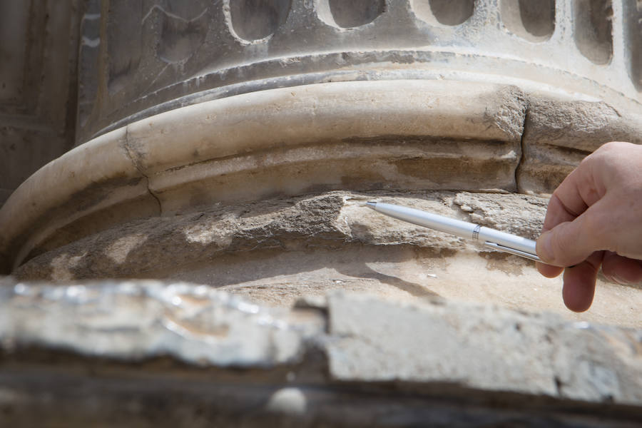 Imagen principal - Mármol de Macael de la Chancillería, muy afectado (1) | Bajo relieve de la Catedral afectado (2) | Ennegrecimiento del Banco de España por el tráfico (3). .