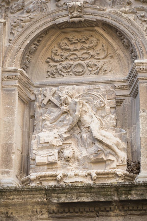 Imagen secundaria 1 - Mármol de Macael de la Chancillería, muy afectado (1) | Bajo relieve de la Catedral afectado (2) | Ennegrecimiento del Banco de España por el tráfico (3). .