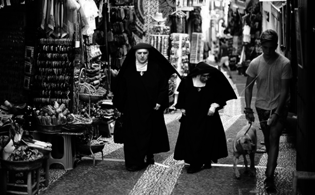 Imagen principal - Adoradoras del Santísimo se dirigen a su convento en San Gregorio. Las dos siguientes imágenes corresponden a las monjas de Santa Isabel la Real.