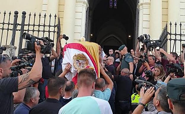 Vídeo del funeral de Reyes: último adiós entre aplausos
