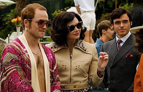 Elton John en una escena de 'Rocketman' junto a su madre (Bryce Dallas Howard) y su manager y amante John Reid (Richard Madden).