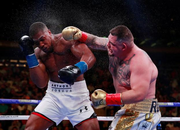 Andy Ruiz castiga al defensor del título, Anthony Joshua, con sus golpes demoledores.