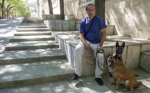 Jesús Salvador, junto a sus perros Vega y Chia, en el sitio en el que ayudó a taponar las heridas de la mujer apuñalada el 16 de mayo.