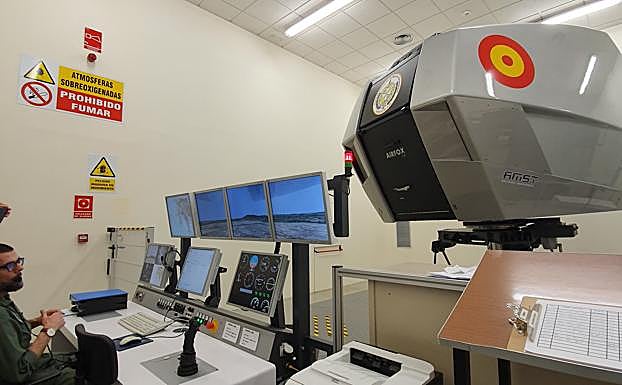 Un instructor muestra el funcionamiento del simulador de desorientación espacial.