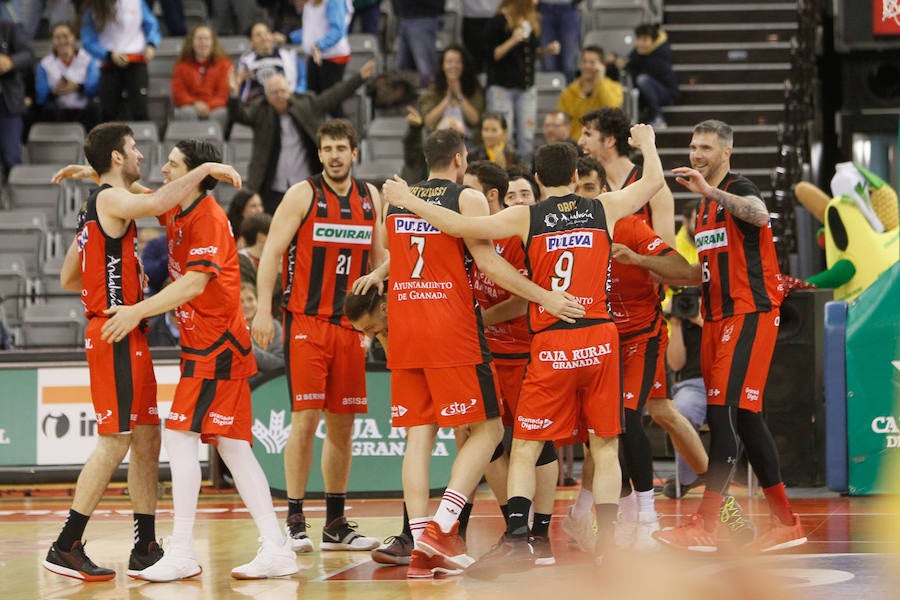 La plantilla del Covirán Granada celebra una de sus últimas victorias en el Palacio. 