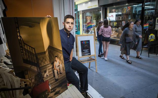 José Luis posa, cuatro años después, junto a su foto, expuesta en el escaparate de la tienda Vroda, en la calle Cruz.