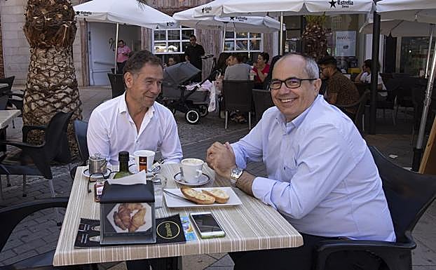 Los líderes de Ciudadanos y Andalucía por sí, desayunando en la plaza de las Palmeras.