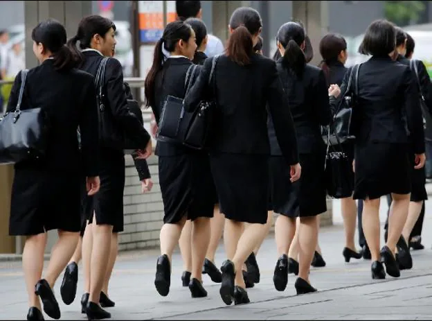 Las mujeres japonesas están obligadas a acudir al trabajo con falda y zapatos de tacón.