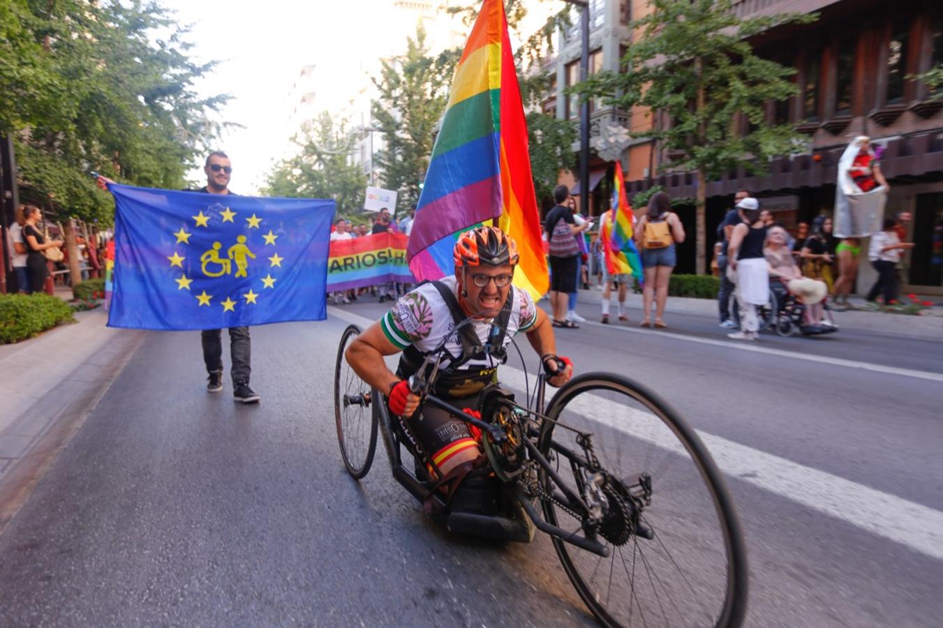 La demora en el corte del tráfico retrasa la celebración, pero más de mil personas recorren las calles para celebrar los derechos LGTBI