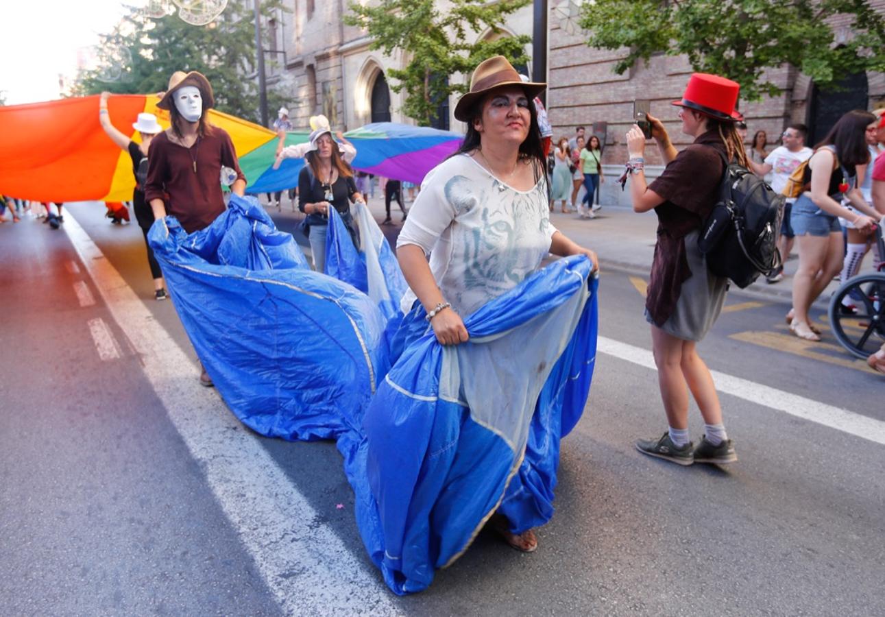 La demora en el corte del tráfico retrasa la celebración, pero más de mil personas recorren las calles para celebrar los derechos LGTBI