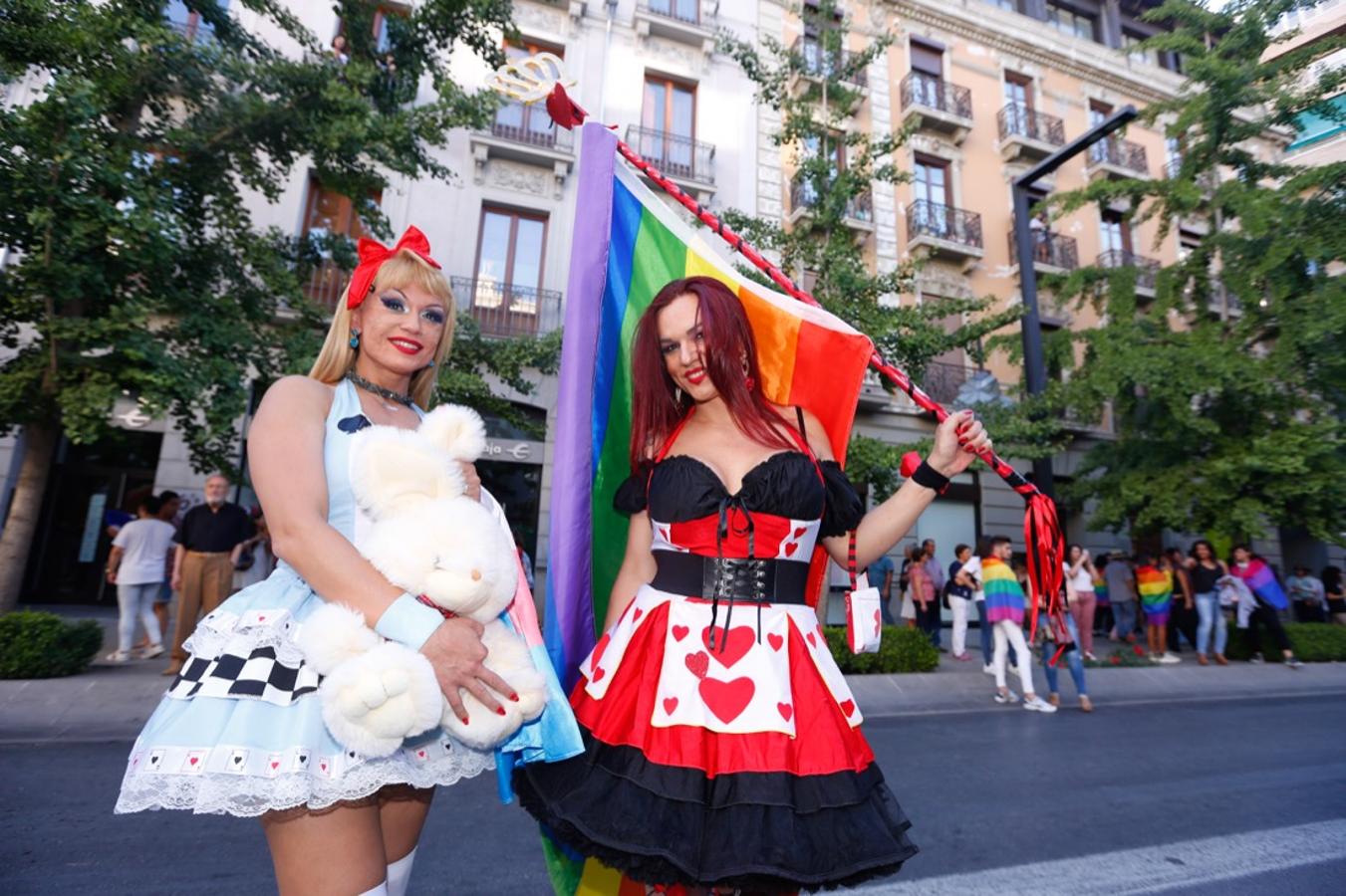 La demora en el corte del tráfico retrasa la celebración, pero más de mil personas recorren las calles para celebrar los derechos LGTBI