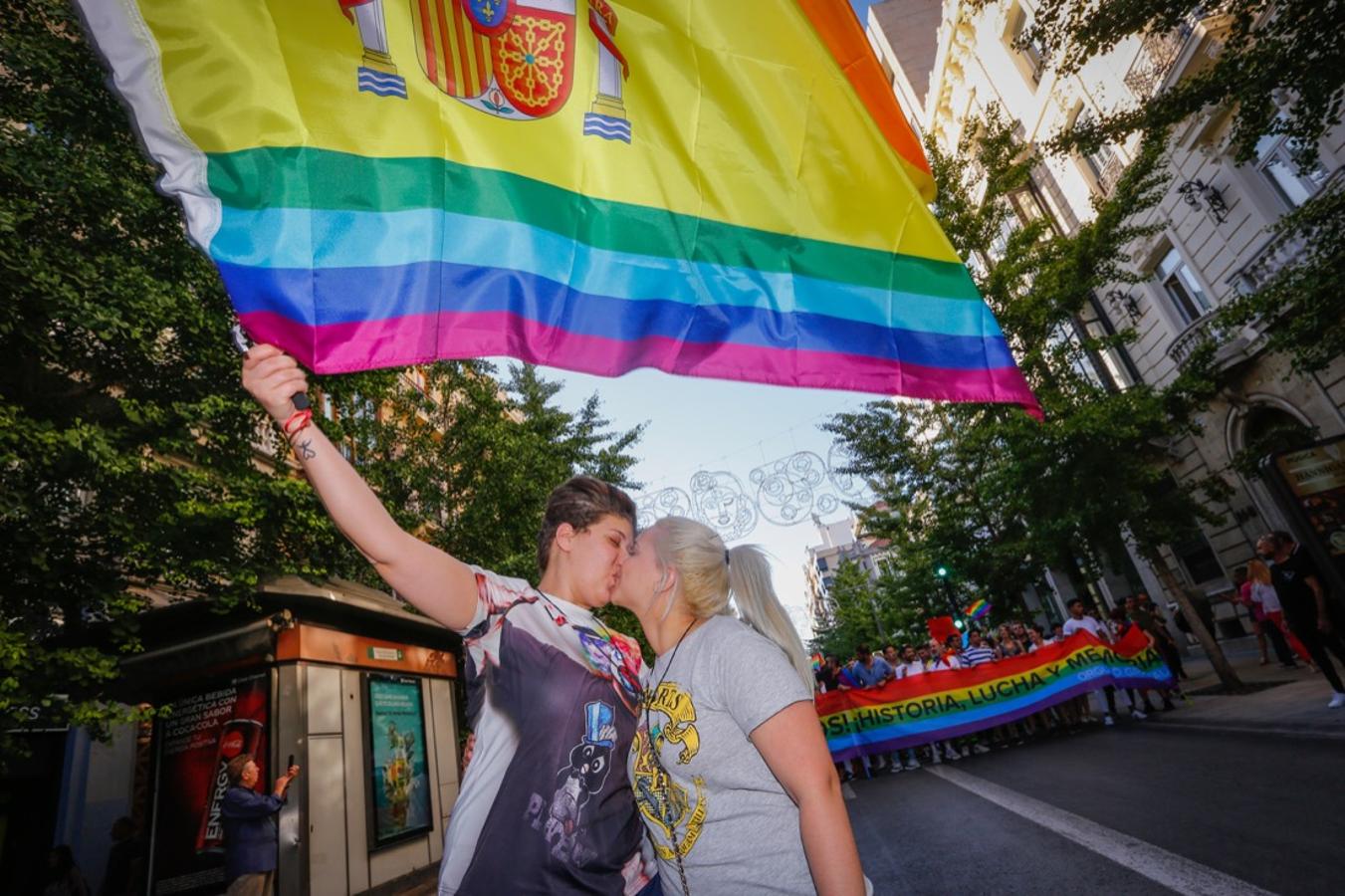 La demora en el corte del tráfico retrasa la celebración, pero más de mil personas recorren las calles para celebrar los derechos LGTBI