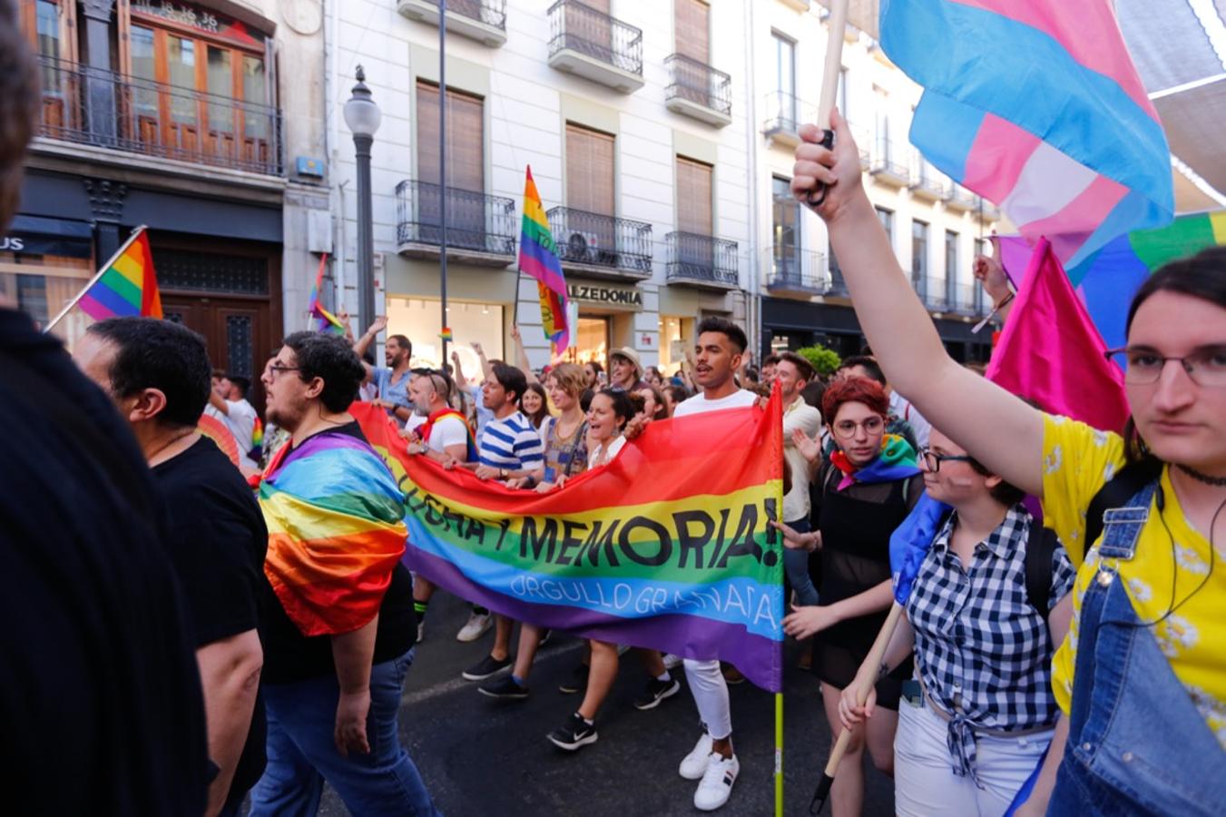 La demora en el corte del tráfico retrasa la celebración, pero más de mil personas recorren las calles para celebrar los derechos LGTBI