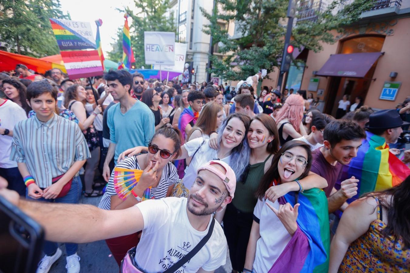 La demora en el corte del tráfico retrasa la celebración, pero más de mil personas recorren las calles para celebrar los derechos LGTBI