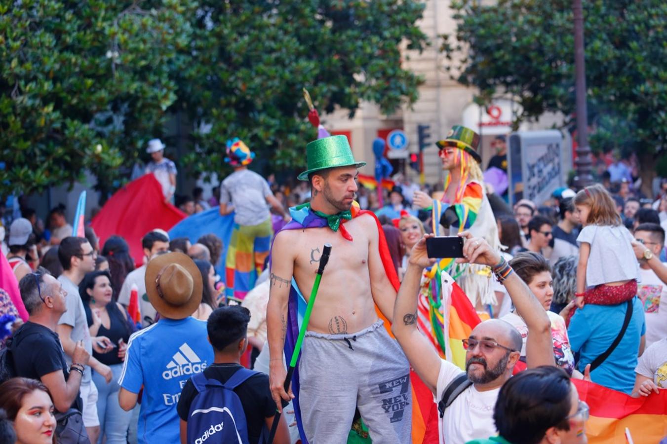 La demora en el corte del tráfico retrasa la celebración, pero más de mil personas recorren las calles para celebrar los derechos LGTBI