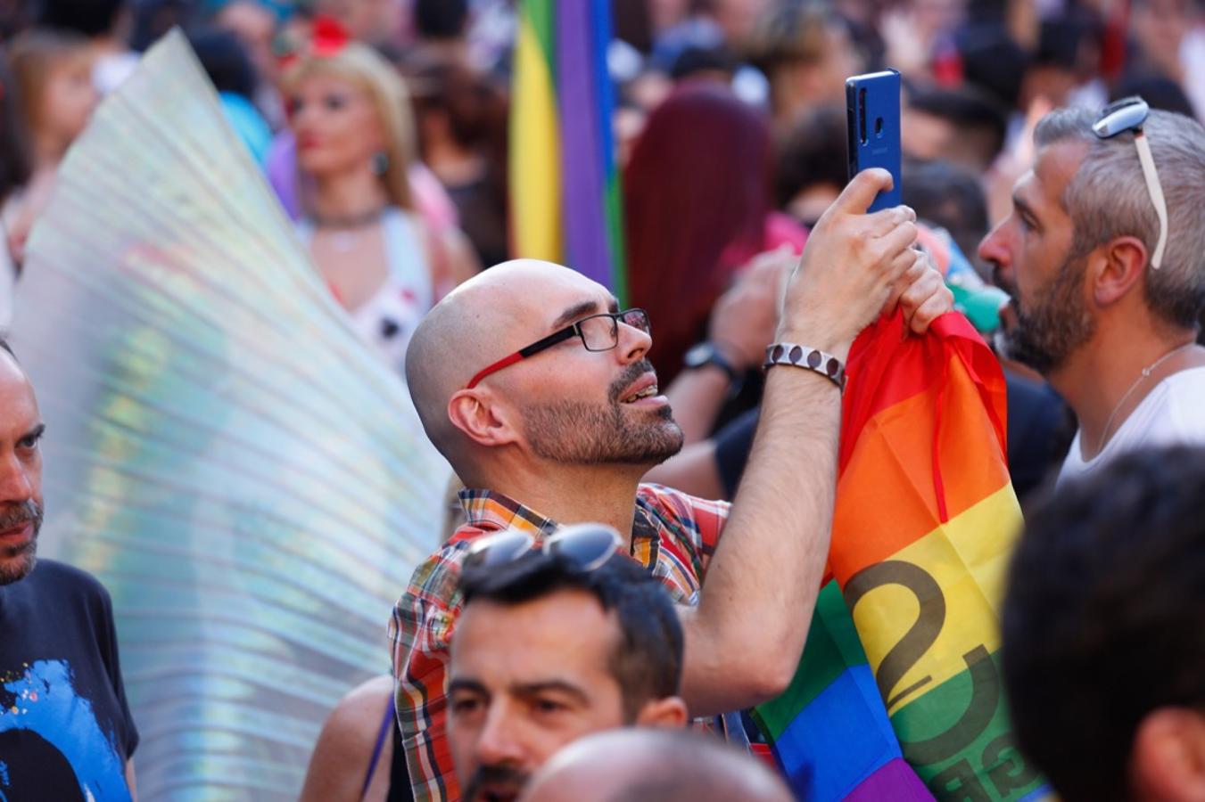 La demora en el corte del tráfico retrasa la celebración, pero más de mil personas recorren las calles para celebrar los derechos LGTBI