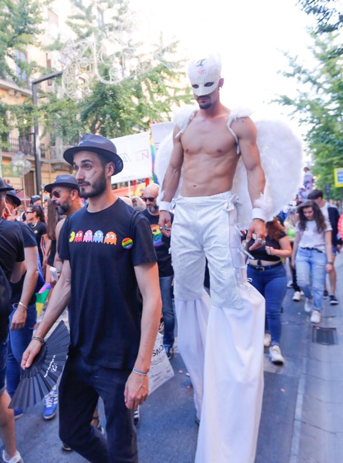 La demora en el corte del tráfico retrasa la celebración, pero más de mil personas recorren las calles para celebrar los derechos LGTBI