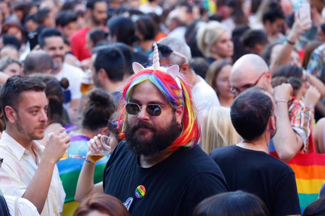 La demora en el corte del tráfico retrasa la celebración, pero más de mil personas recorren las calles para celebrar los derechos LGTBI