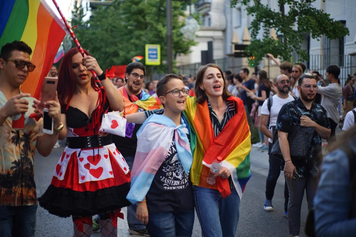 La demora en el corte del tráfico retrasa la celebración, pero más de mil personas recorren las calles para celebrar los derechos LGTBI