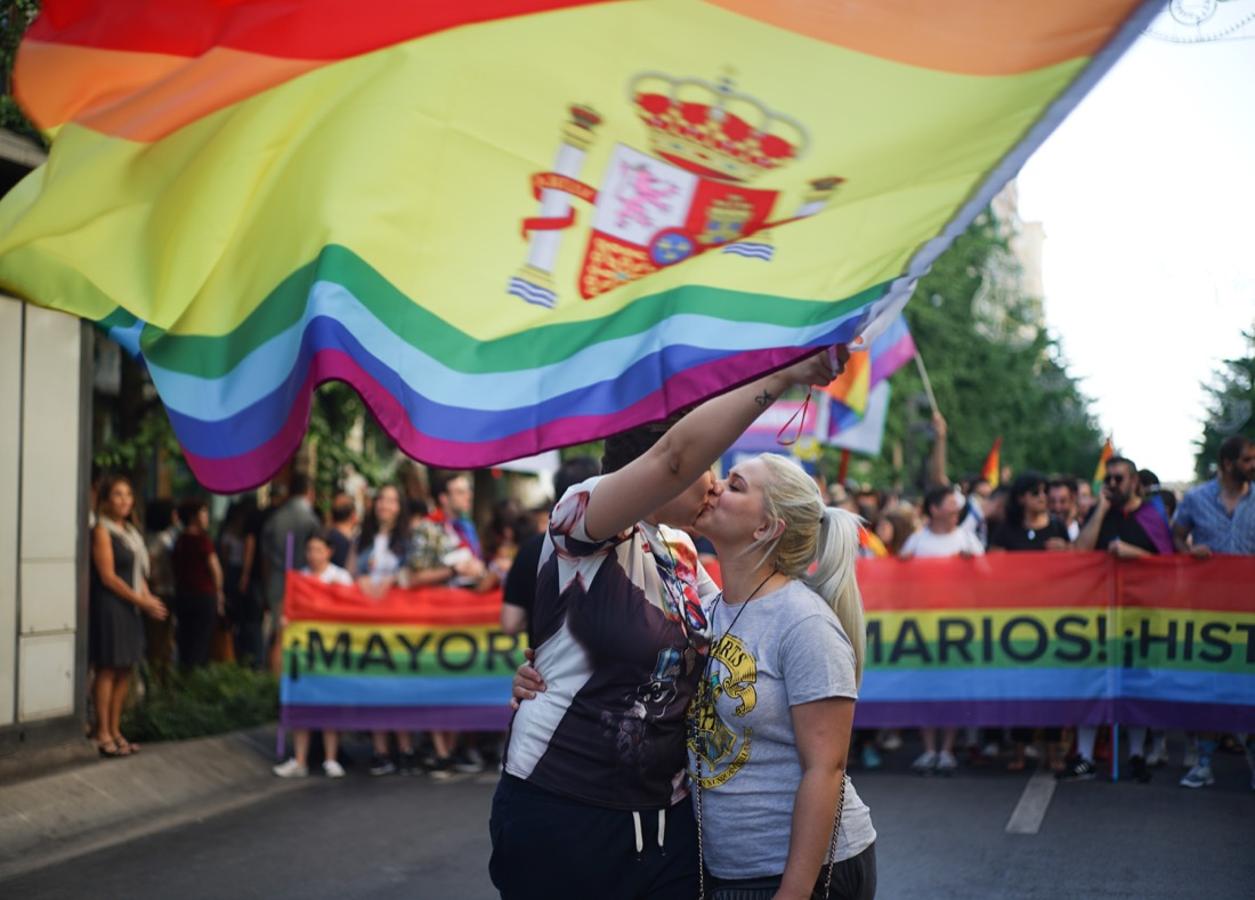 La demora en el corte del tráfico retrasa la celebración, pero más de mil personas recorren las calles para celebrar los derechos LGTBI