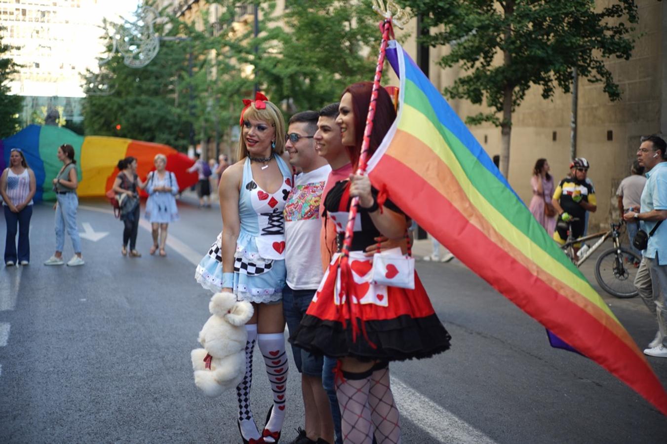 La demora en el corte del tráfico retrasa la celebración, pero más de mil personas recorren las calles para celebrar los derechos LGTBI