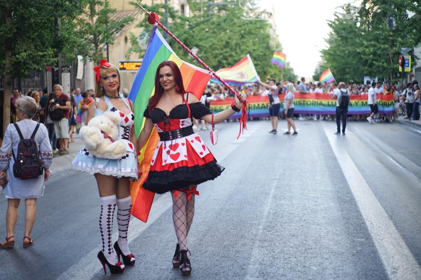 La demora en el corte del tráfico retrasa la celebración, pero más de mil personas recorren las calles para celebrar los derechos LGTBI