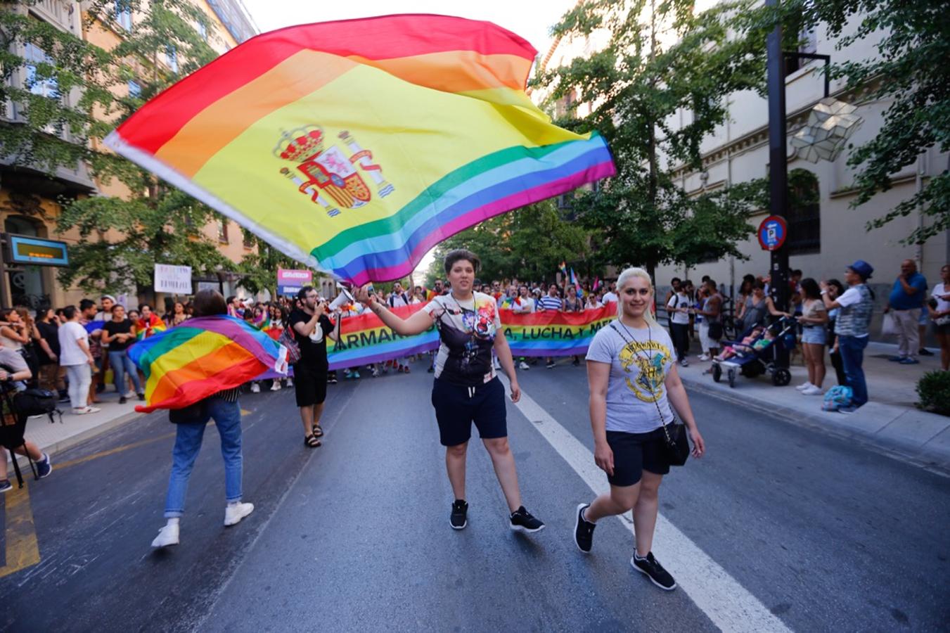 La demora en el corte del tráfico retrasa la celebración, pero más de mil personas recorren las calles para celebrar los derechos LGTBI